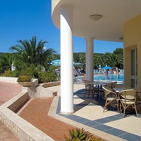 Отель Villaggio Piano Grande 3*